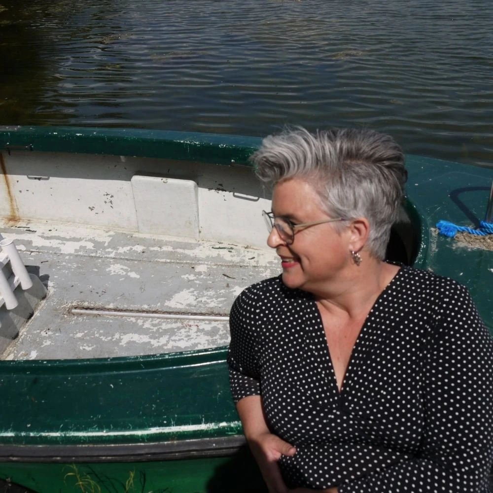Alicia sidder op af en gammel båd